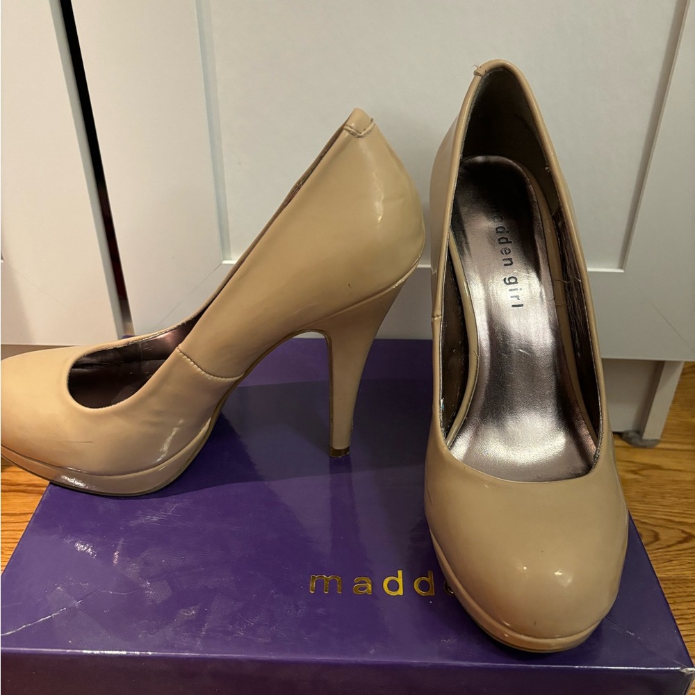Beige heels